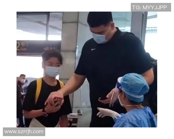 姚明脱鞋袜瞬间引发热议网友纷纷调侃其巨人魅力与生活趣事